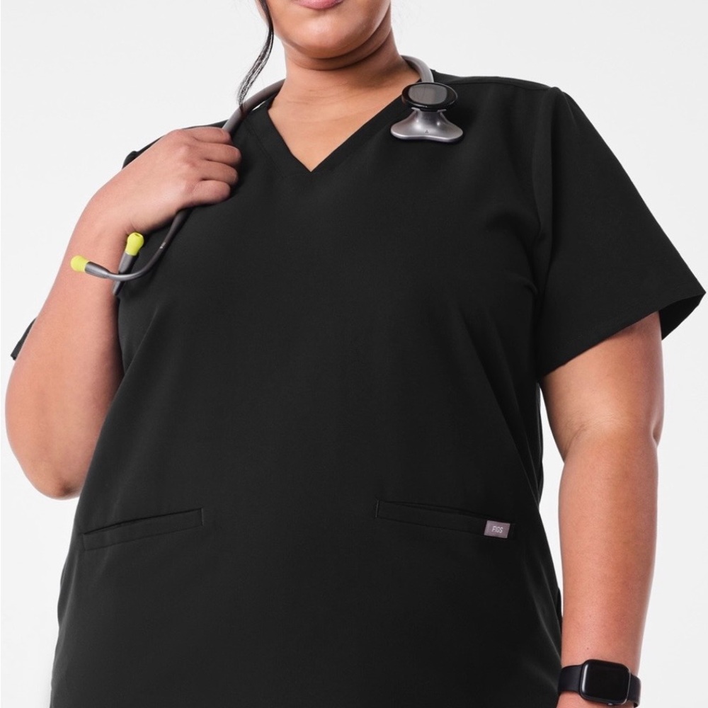 FIGS Casma Three-Pocket Scrub Top 3X Black
